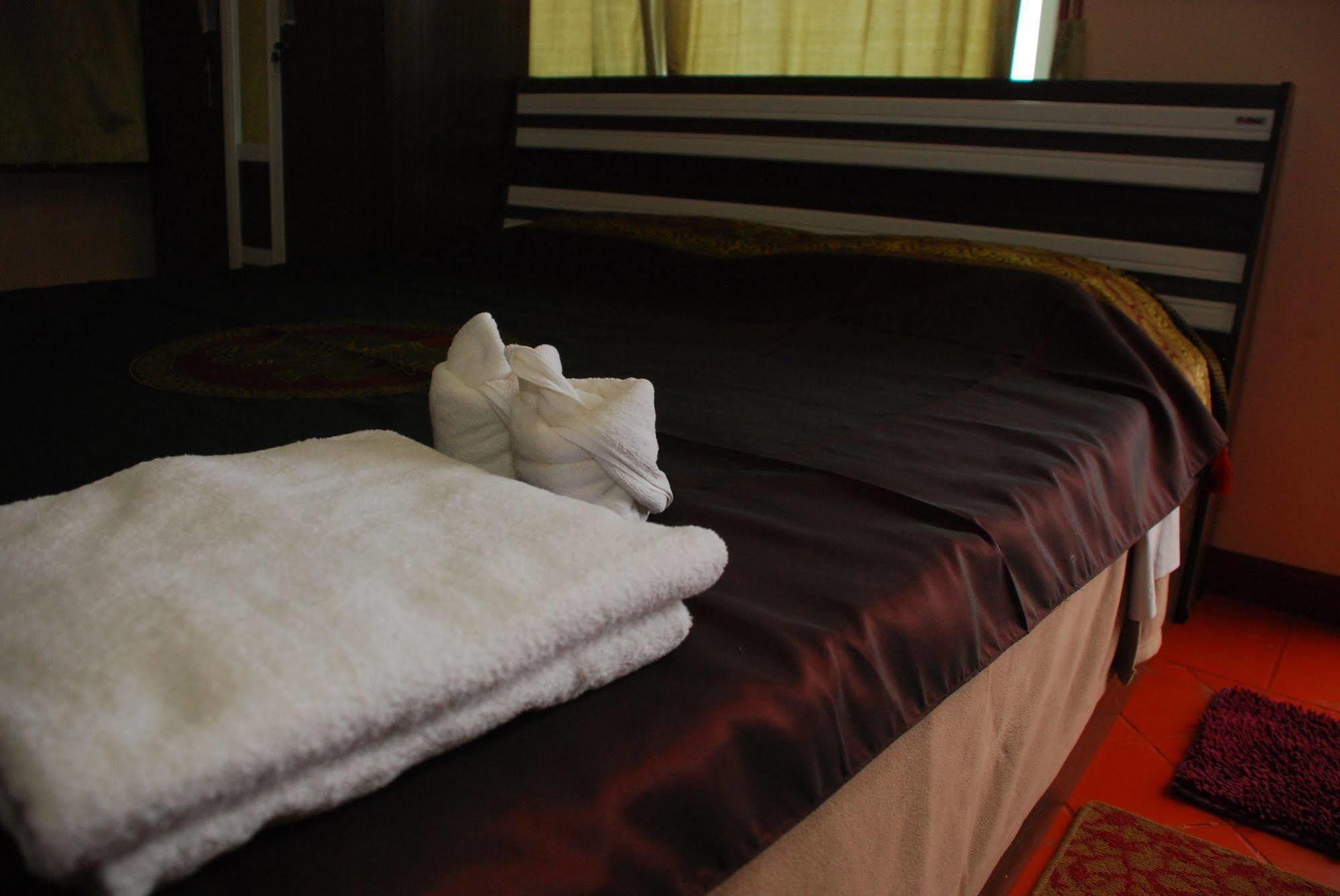 The Phen House Hotell HHQ Exteriör bild